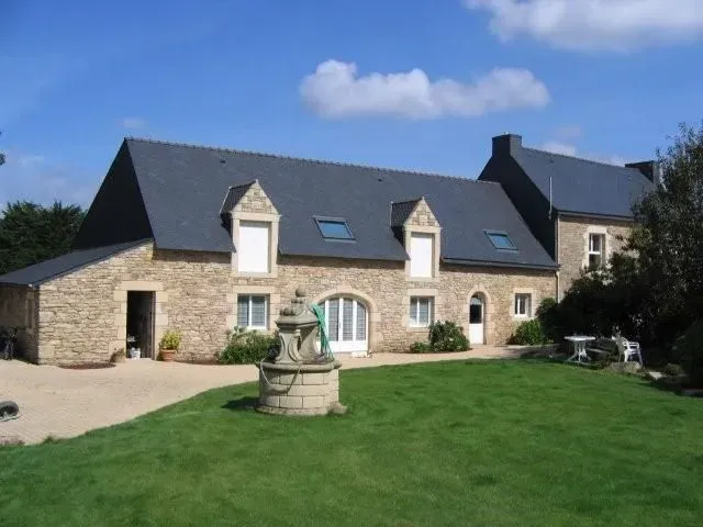 Batiement et puit en pierre