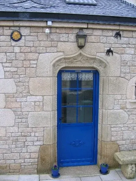 Porte bleue pierre renovation