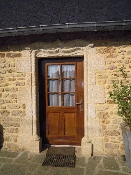 Porte marron avec arche pierre