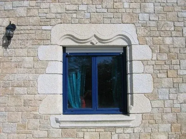 Fenetre bleu decoration pierre