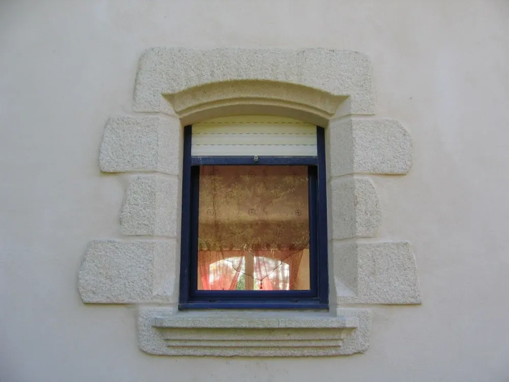 Fenetre bleue avec pierre apparente