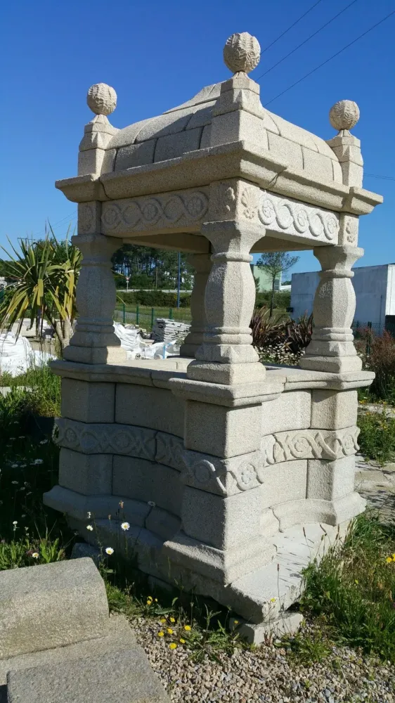 Monument en pierre avec detail