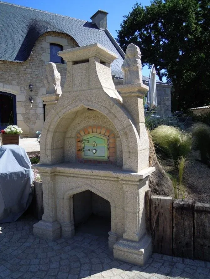 Monument four en pierre